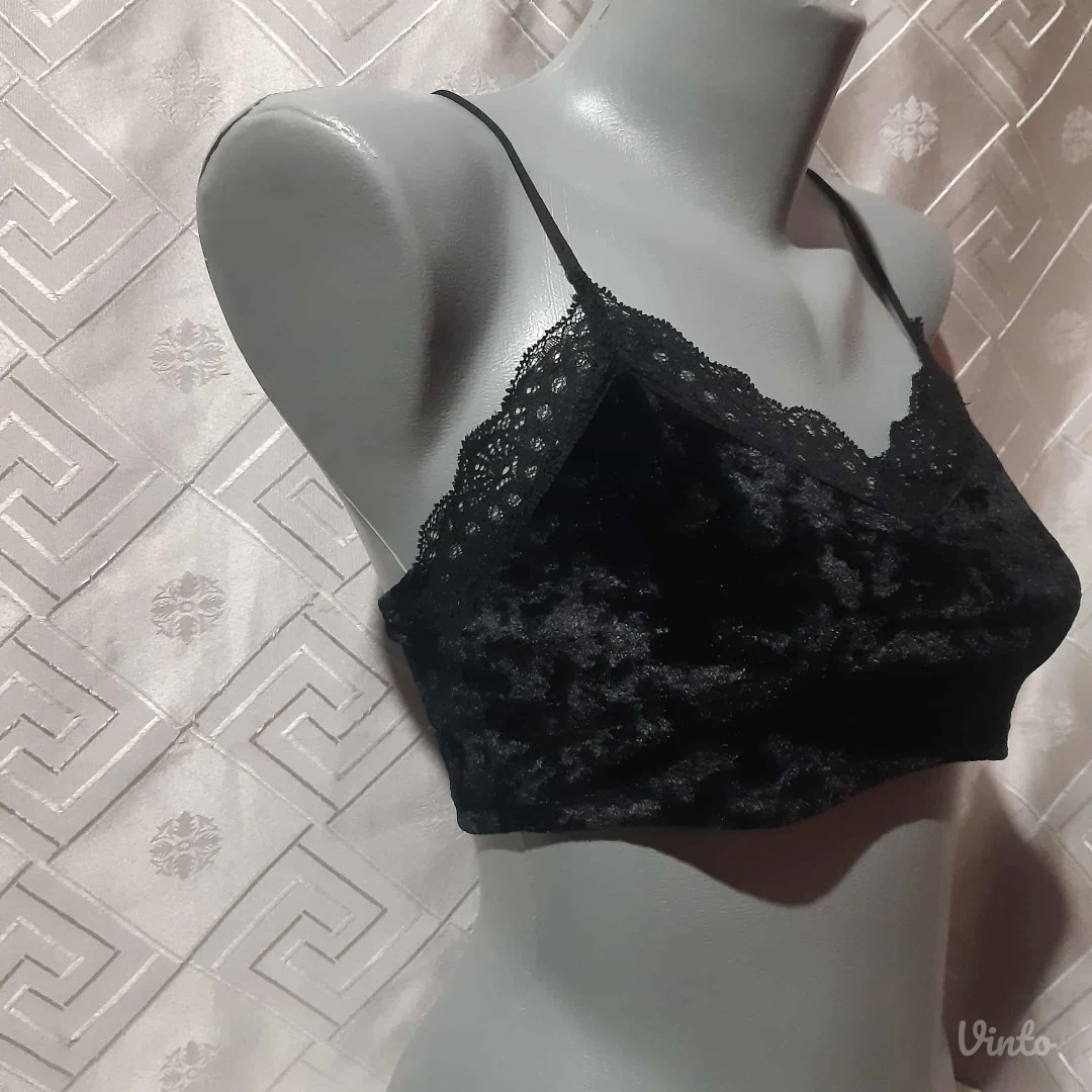 Choker ogrlica i plisana kratka majica S/M