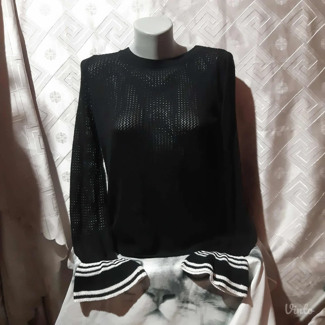 Rupicasti crni dzemperak sa crno/belim detaljima na rukavima M