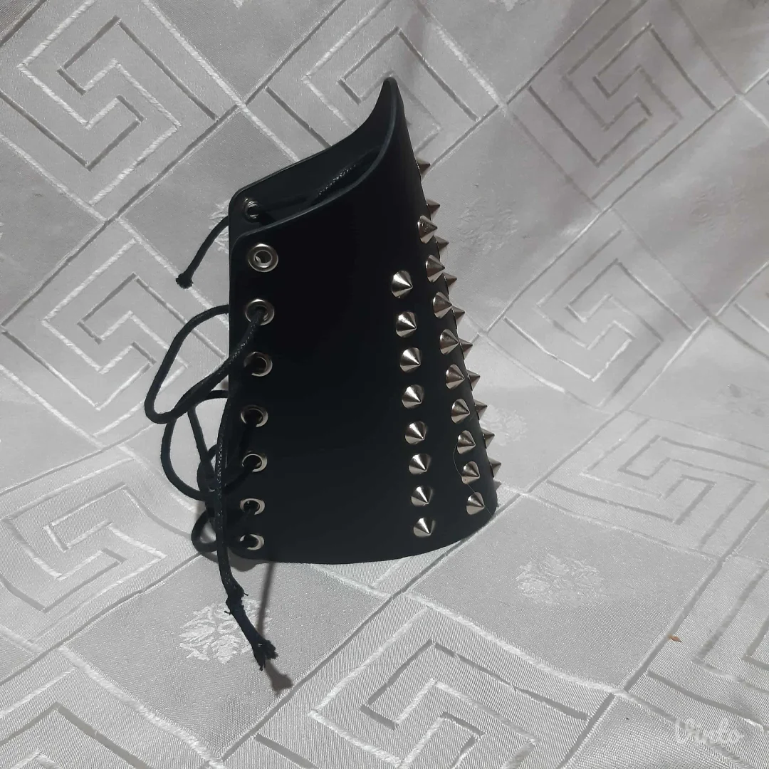 Punk/Rock/Metal narukvica sa nitnama Unisex