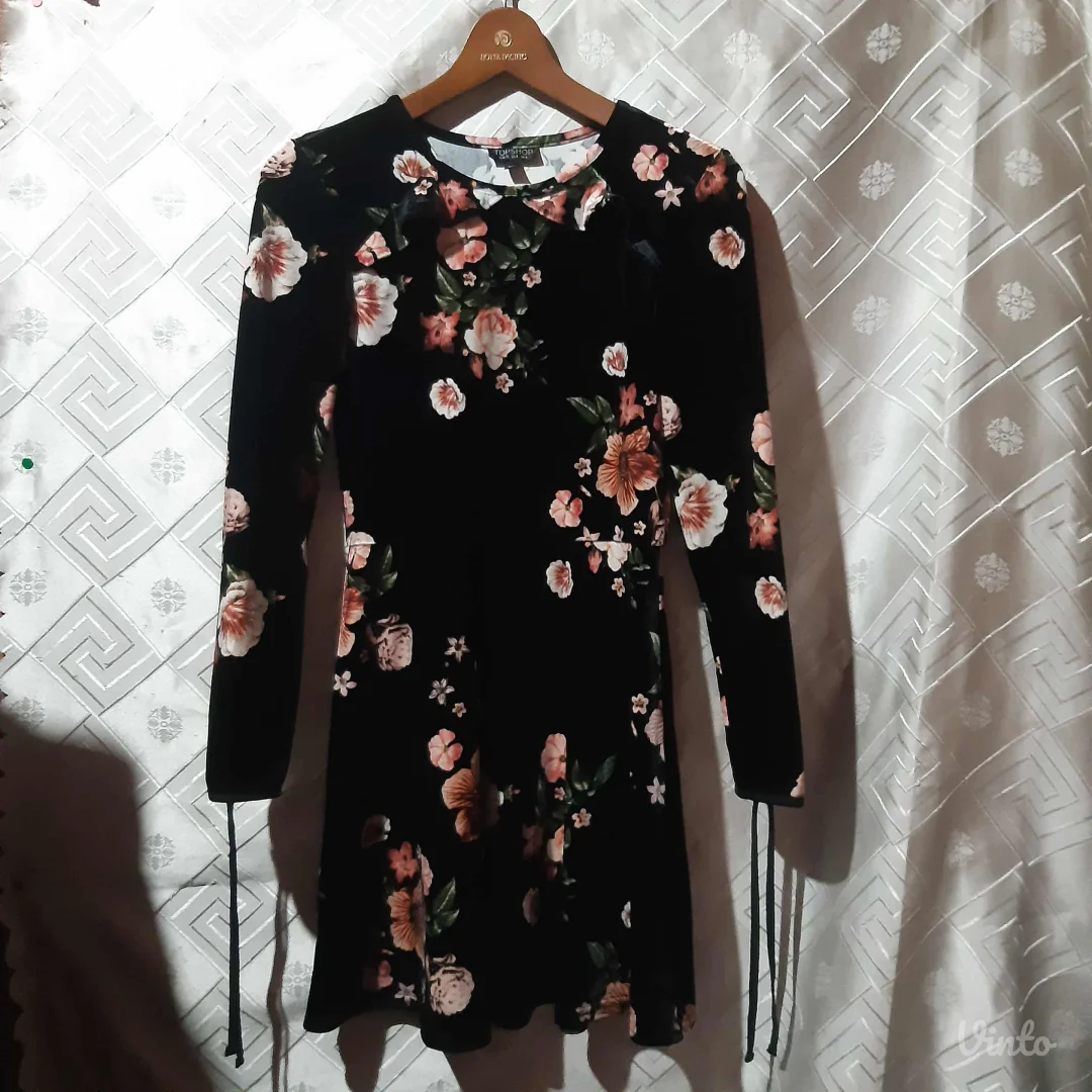 Prelepa crna plisana haljina A kroja floral print S