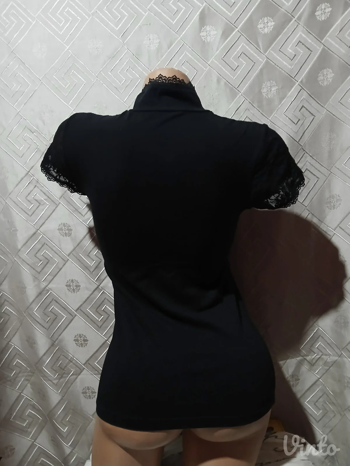 Crna majica sa cipkastim detaljima S/M