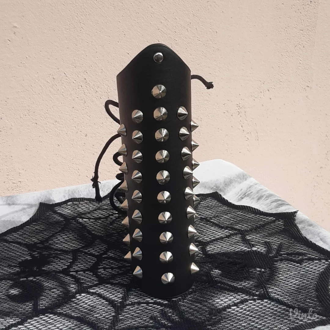 Punk/Rock/Metal narukvica sa nitnama Unisex