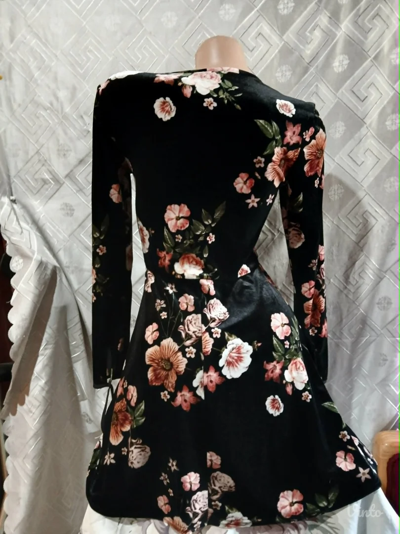 Prelepa crna plisana haljina A kroja floral print S