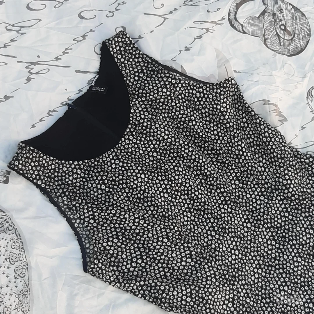 H&M Crno/Bela haljina A kroja M/L