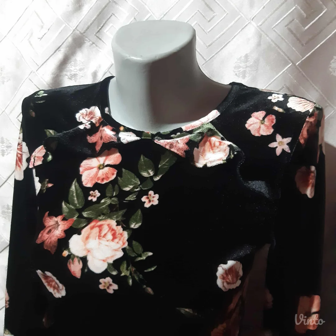 Prelepa crna plisana haljina A kroja floral print S
