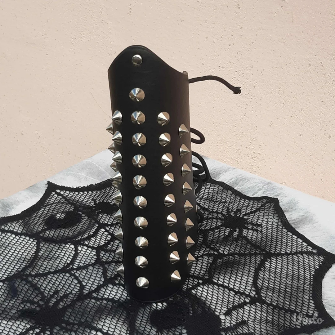 Punk/Rock/Metal narukvica sa nitnama Unisex