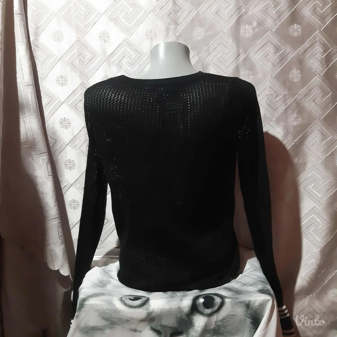 Rupicasti crni dzemperak sa crno/belim detaljima na rukavima M