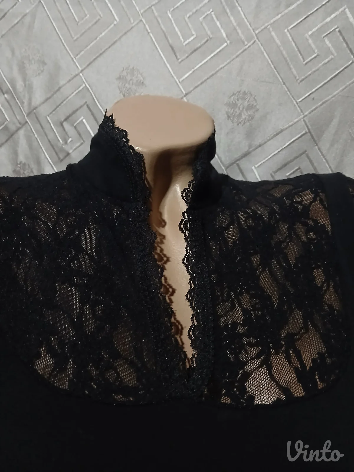 Crna majica sa cipkastim detaljima S/M