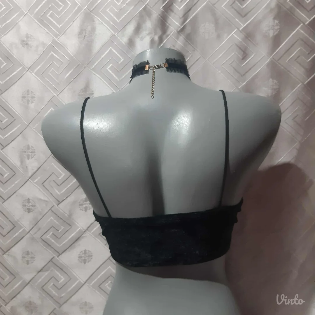 Choker ogrlica i plisana kratka majica S/M