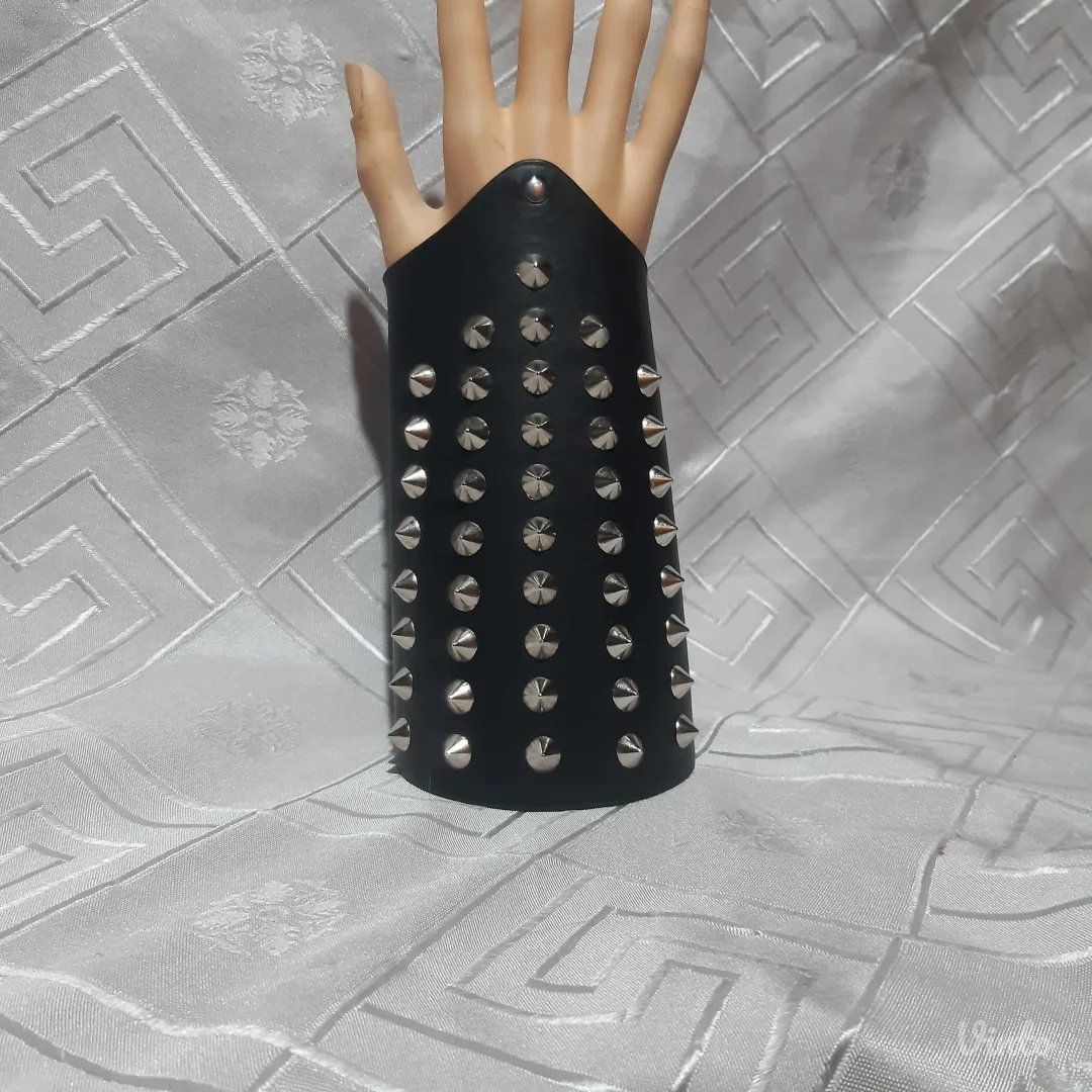 Punk/Rock/Metal narukvica sa nitnama Unisex