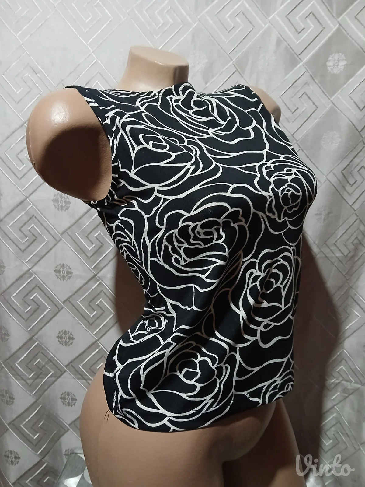 Crop bluza sa ruzama S
