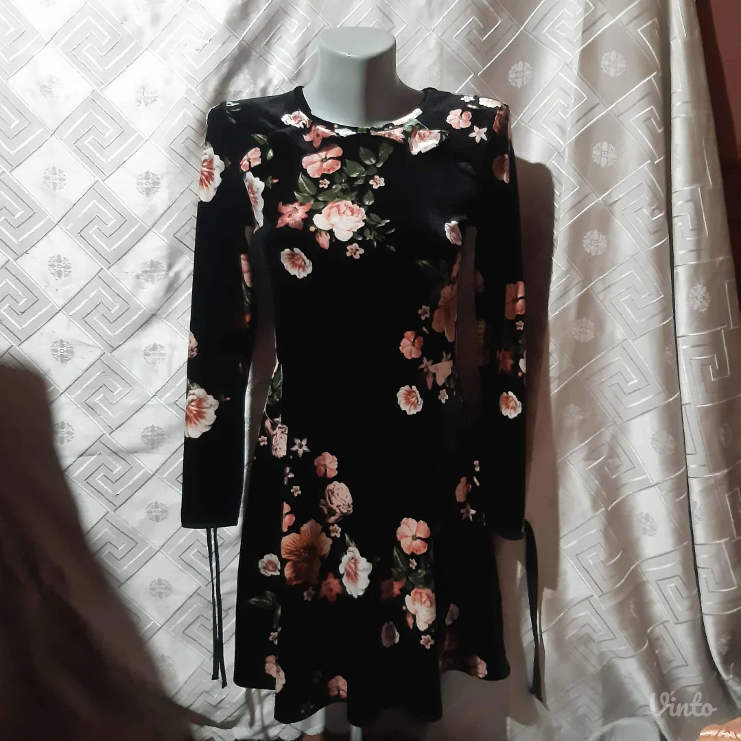 Prelepa crna plisana haljina A kroja floral print S