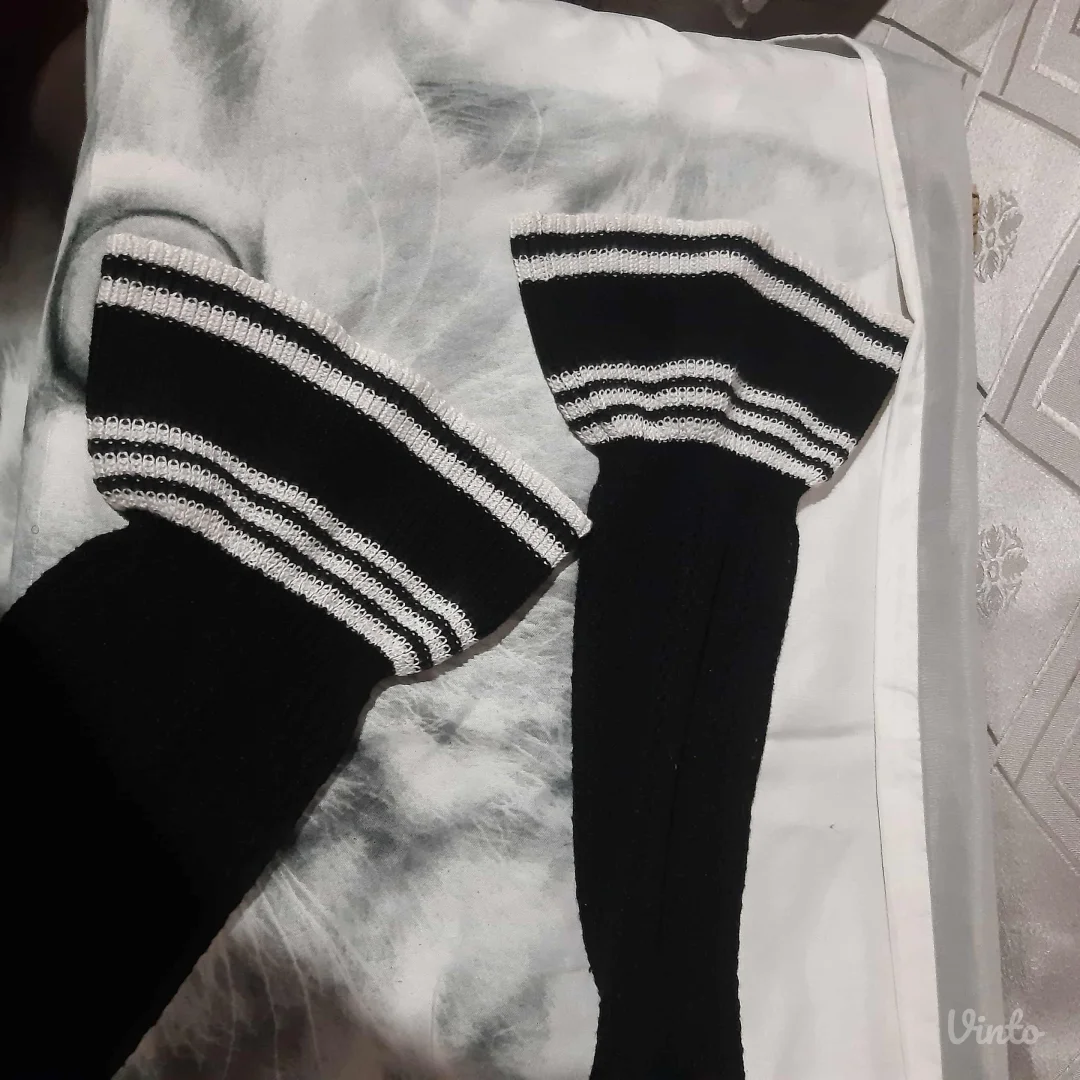 Rupicasti crni dzemperak sa crno/belim detaljima na rukavima M