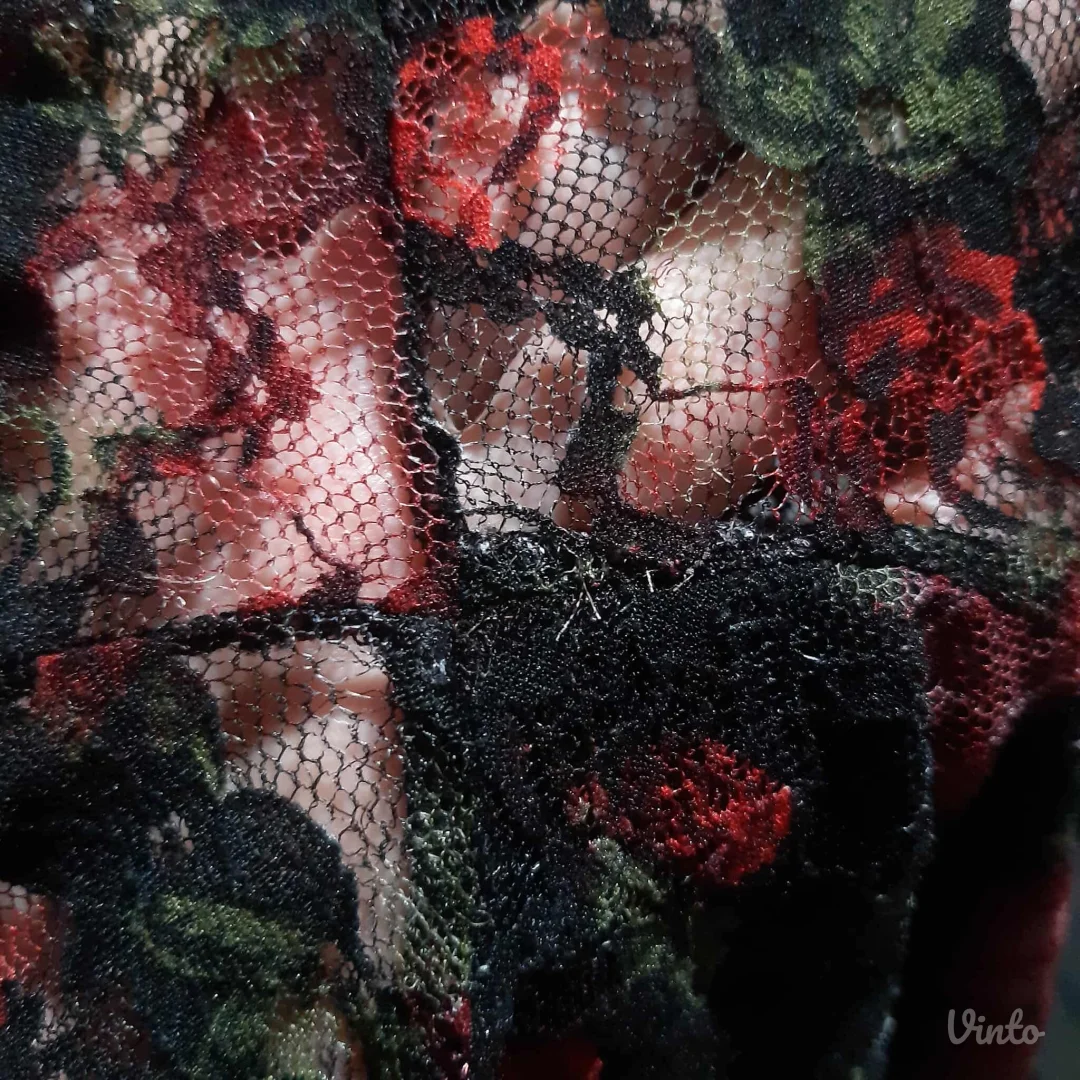 Cipkasta bluza sa ruzama M/L