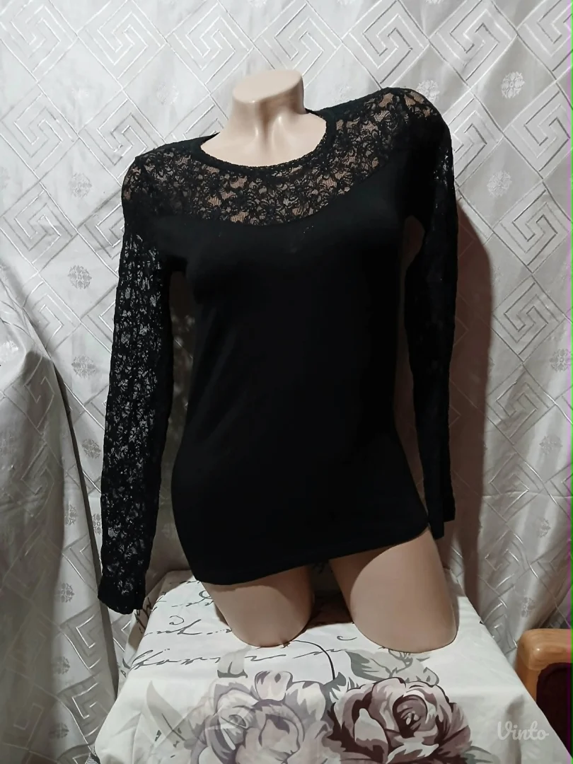 Crna bluza sa cipkom M