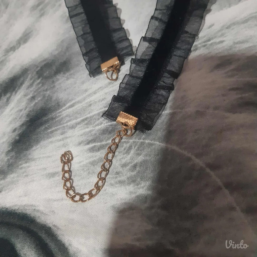 Choker ogrlica i plisana kratka majica S/M