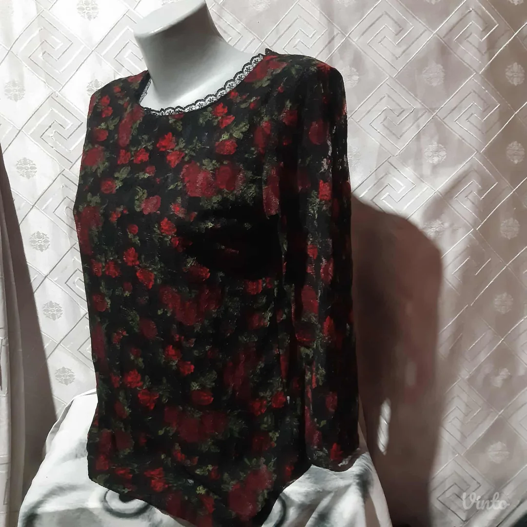 Cipkasta bluza sa ruzama M/L