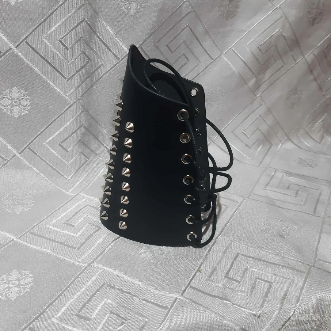 Punk/Rock/Metal narukvica sa nitnama Unisex