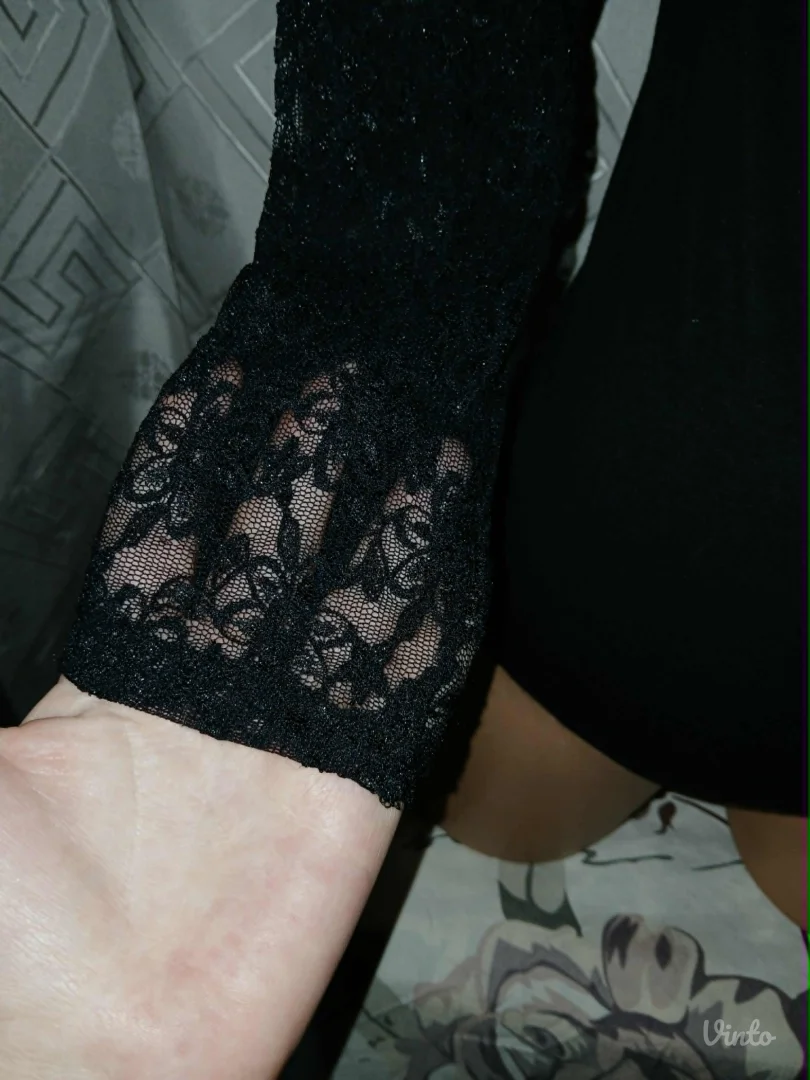 Crna bluza sa cipkom M