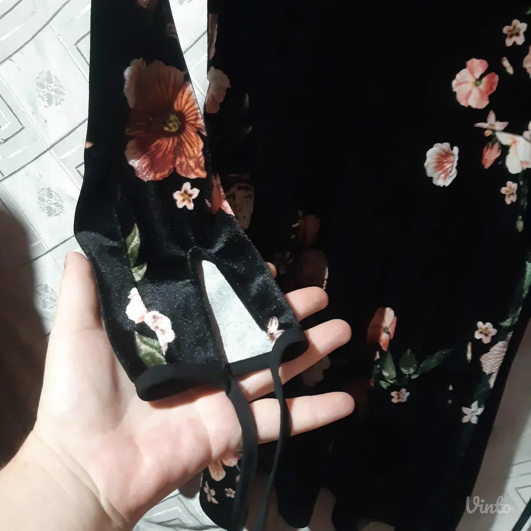 Prelepa crna plisana haljina A kroja floral print S