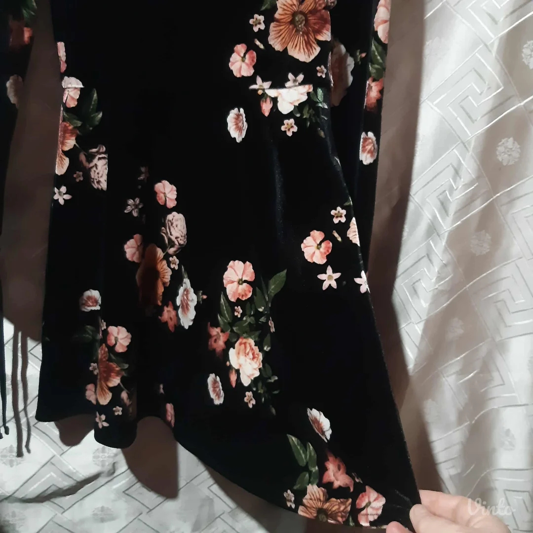 Prelepa crna plisana haljina A kroja floral print S