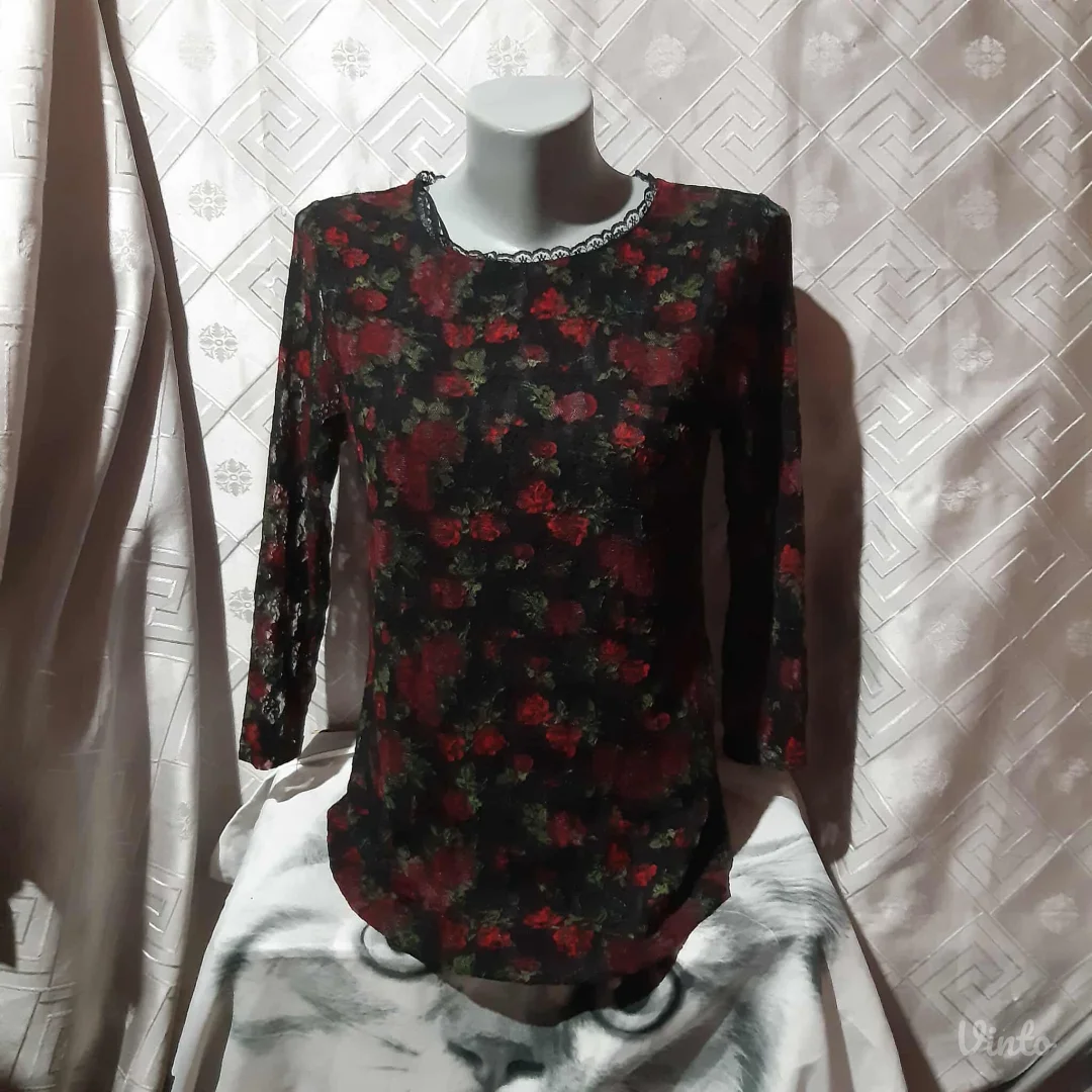 Cipkasta bluza sa ruzama M/L