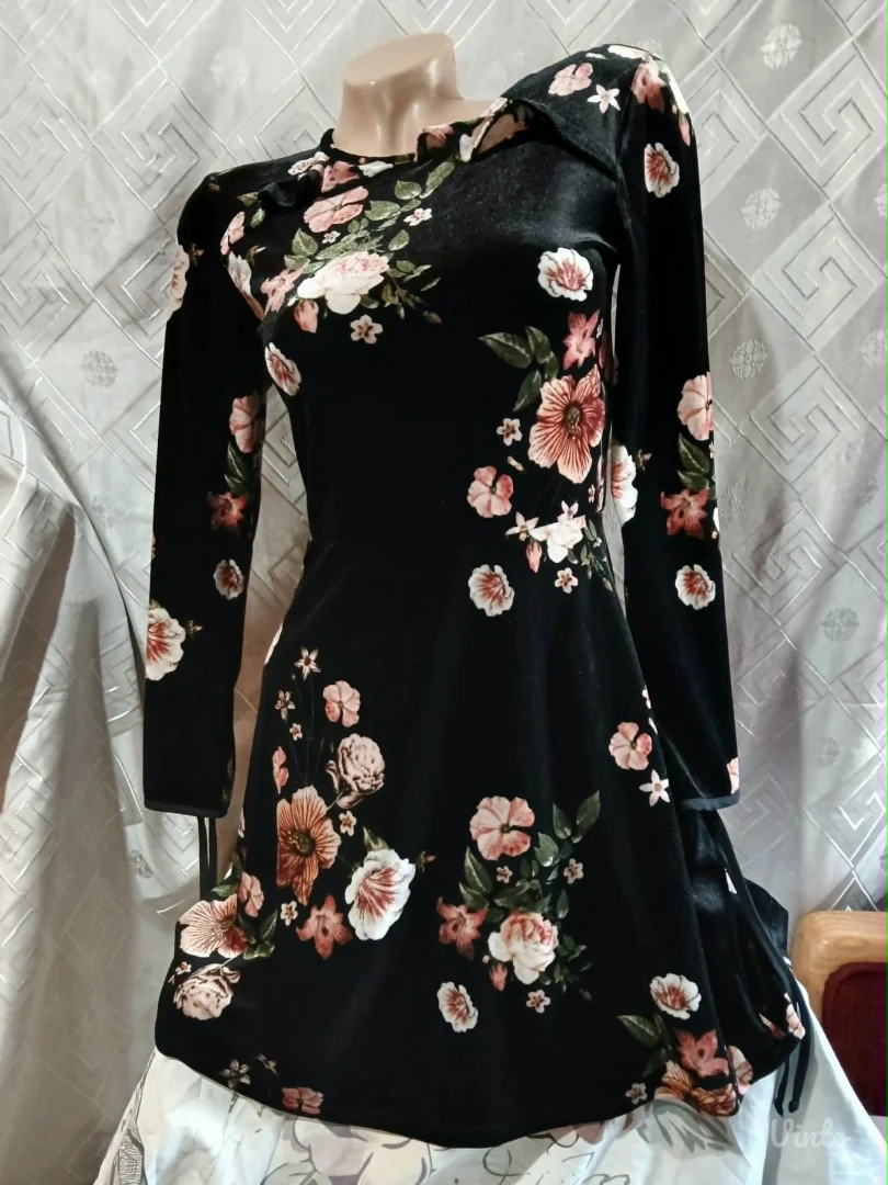 Prelepa crna plisana haljina A kroja floral print S