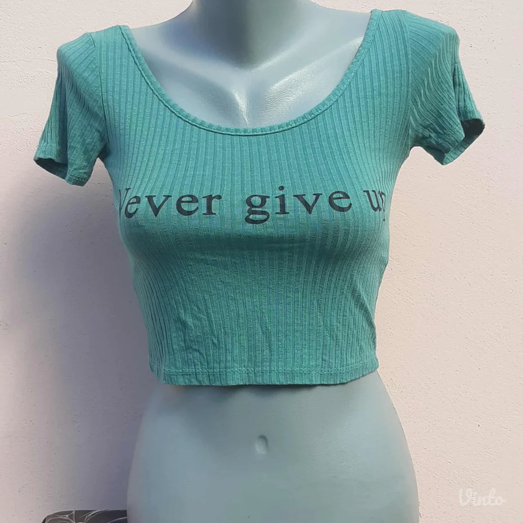 Crop majica sa natpisom''Never give up''