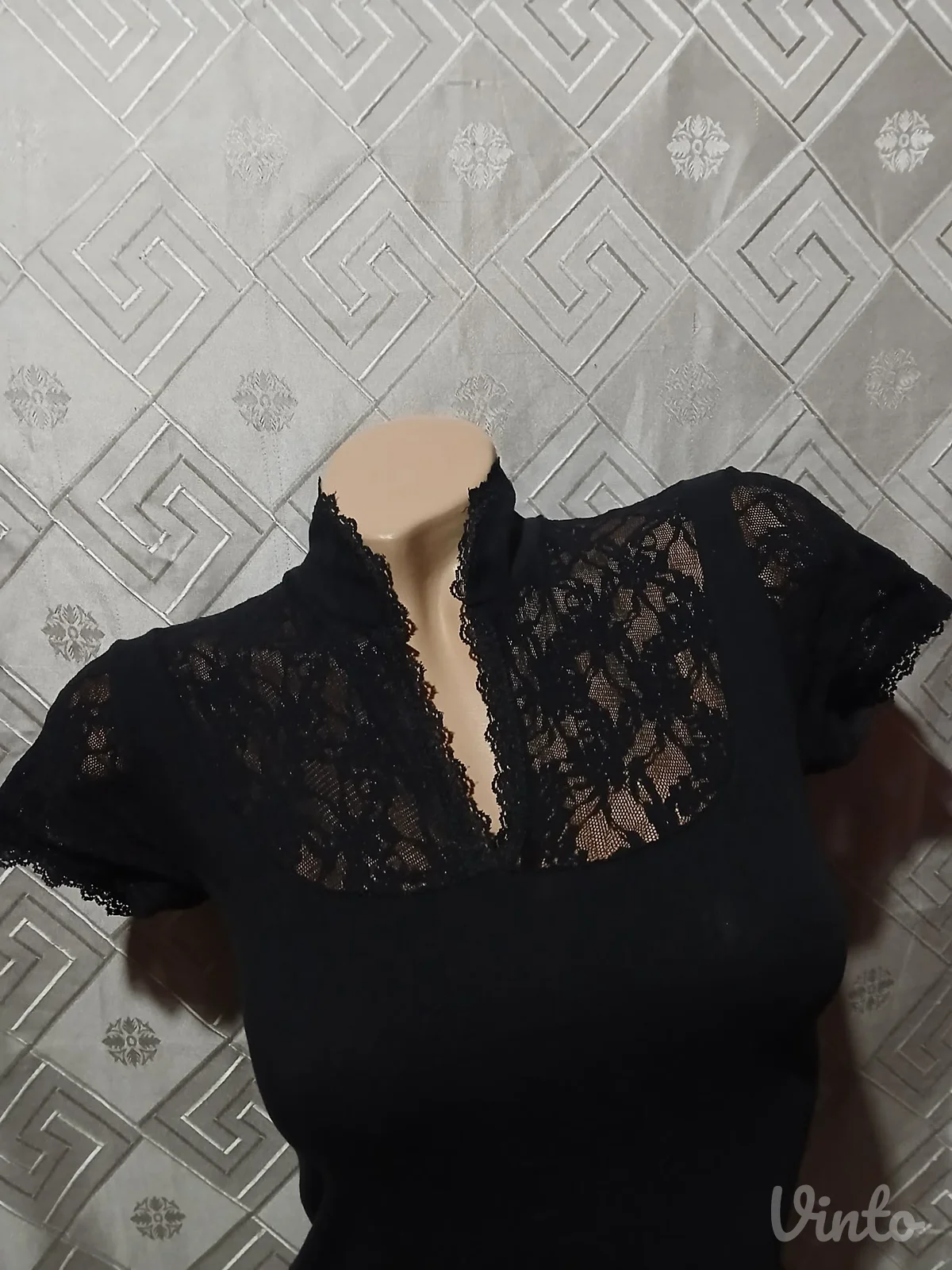 Crna majica sa cipkastim detaljima S/M