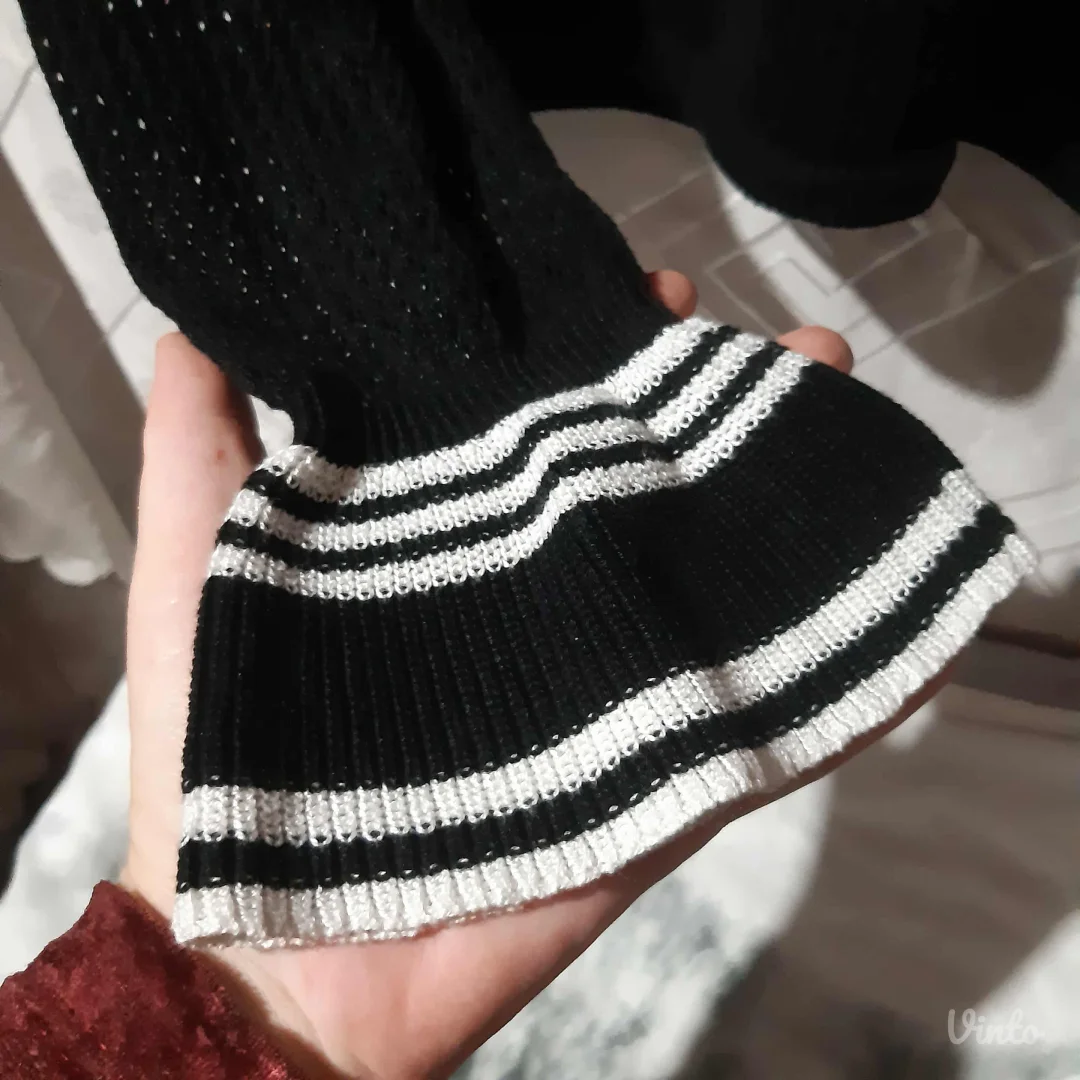 Rupicasti crni dzemperak sa crno/belim detaljima na rukavima M