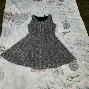 H&M Crno/Bela haljina A kroja M/L