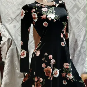Prelepa crna plisana haljina A kroja floral print S