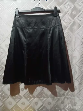 Satenska crna suknja M