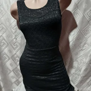 Mala crna cipkasta haljina M/L