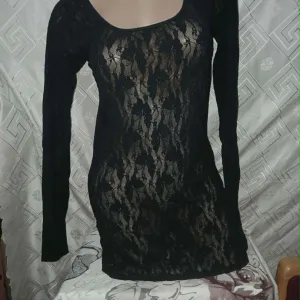 mbyM Cipkasta crna mini haljina M/L