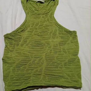 Bershka crop majica XS/S Rasprodaja