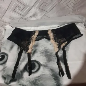 Čipkasti krem/crni halteri M Rasprodaja