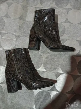Zara gleznjace snake print 36