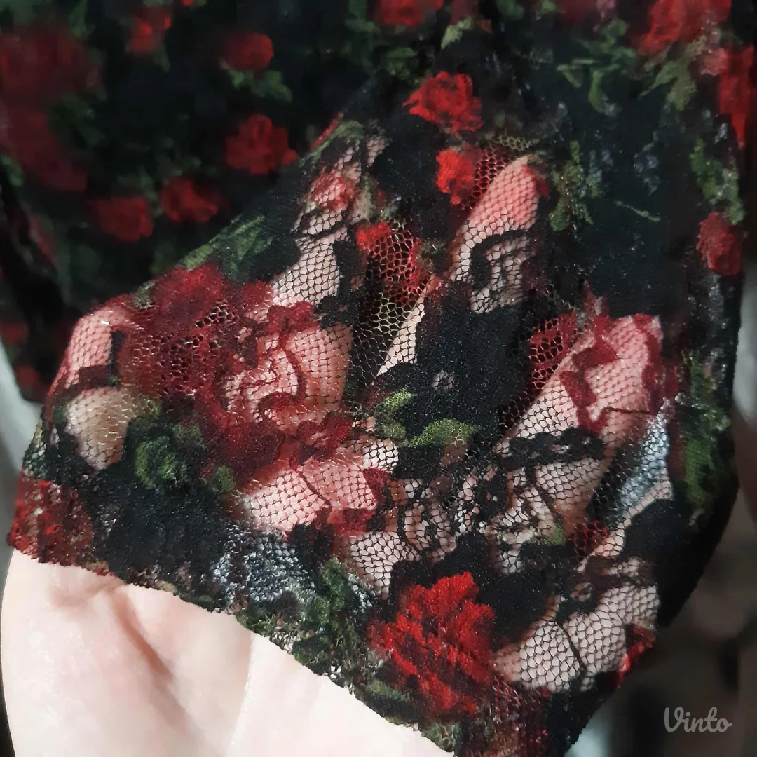 Cipkasta bluza sa ruzama M/L