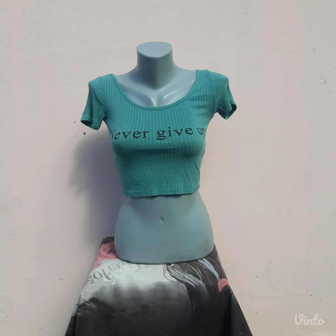 Crop majica sa natpisom''Never give up''