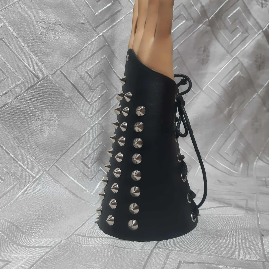 Punk/Rock/Metal narukvica sa nitnama Unisex