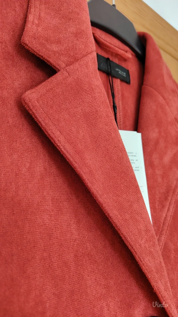 Zara lagani kaput prevrnuta koža