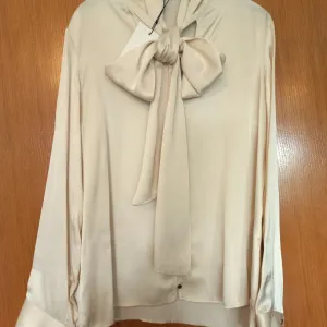 Zara satenska košulja sa mašnom