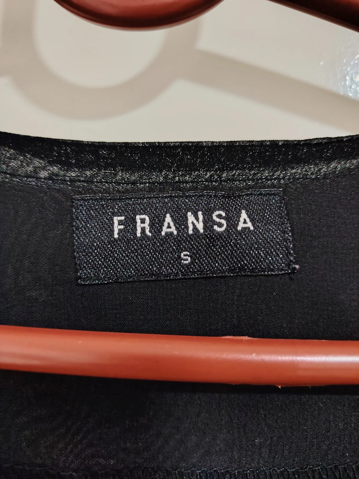 Providna crna košulja