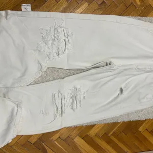 Bele farmerice pocepane