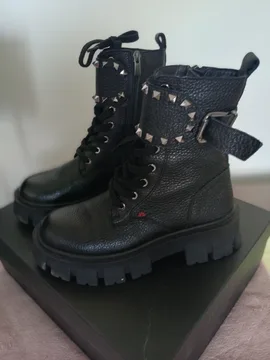Potpuno nove noa noir crne zenske kozne cizme sa nitnama, broj 38