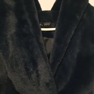 Teget prsluk sa kapuljačom-nov (mekan i topao)