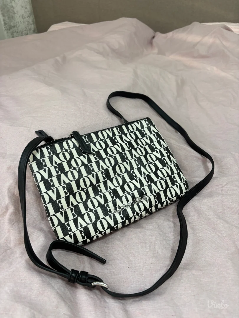 Calvin Klein original crossbody torbica – crno bela