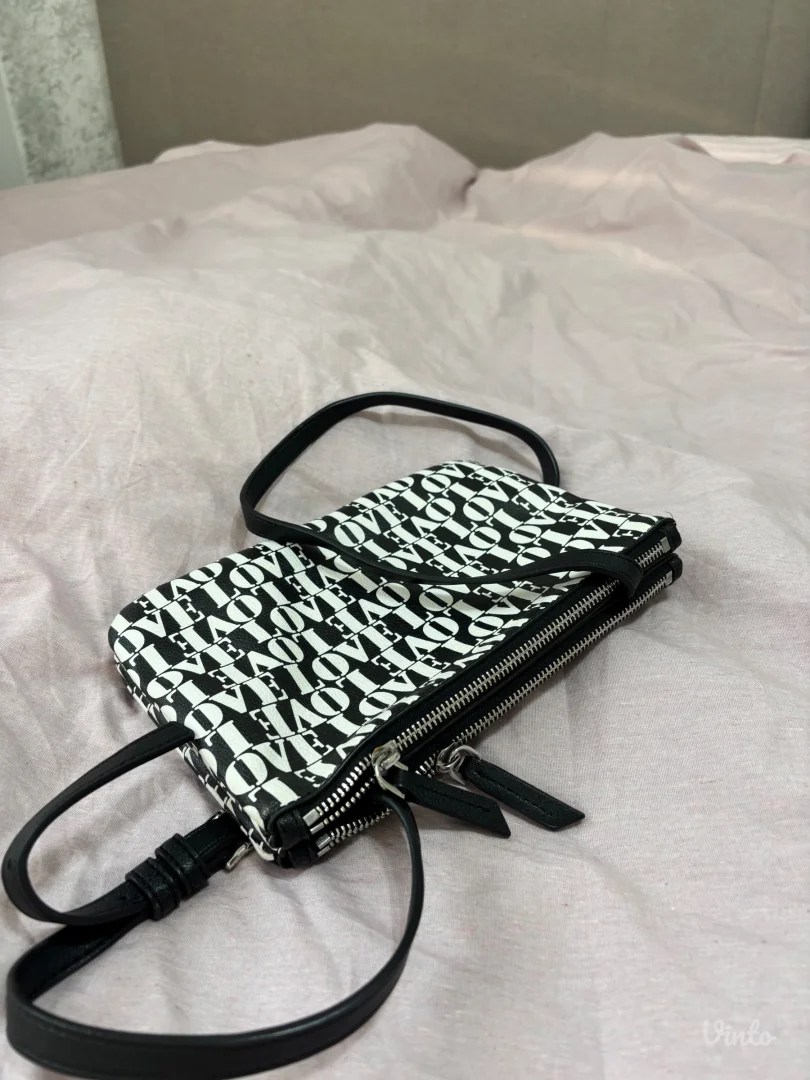 Calvin Klein original crossbody torbica – crno bela