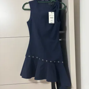 Nova Zara teget haljina sa etiketom